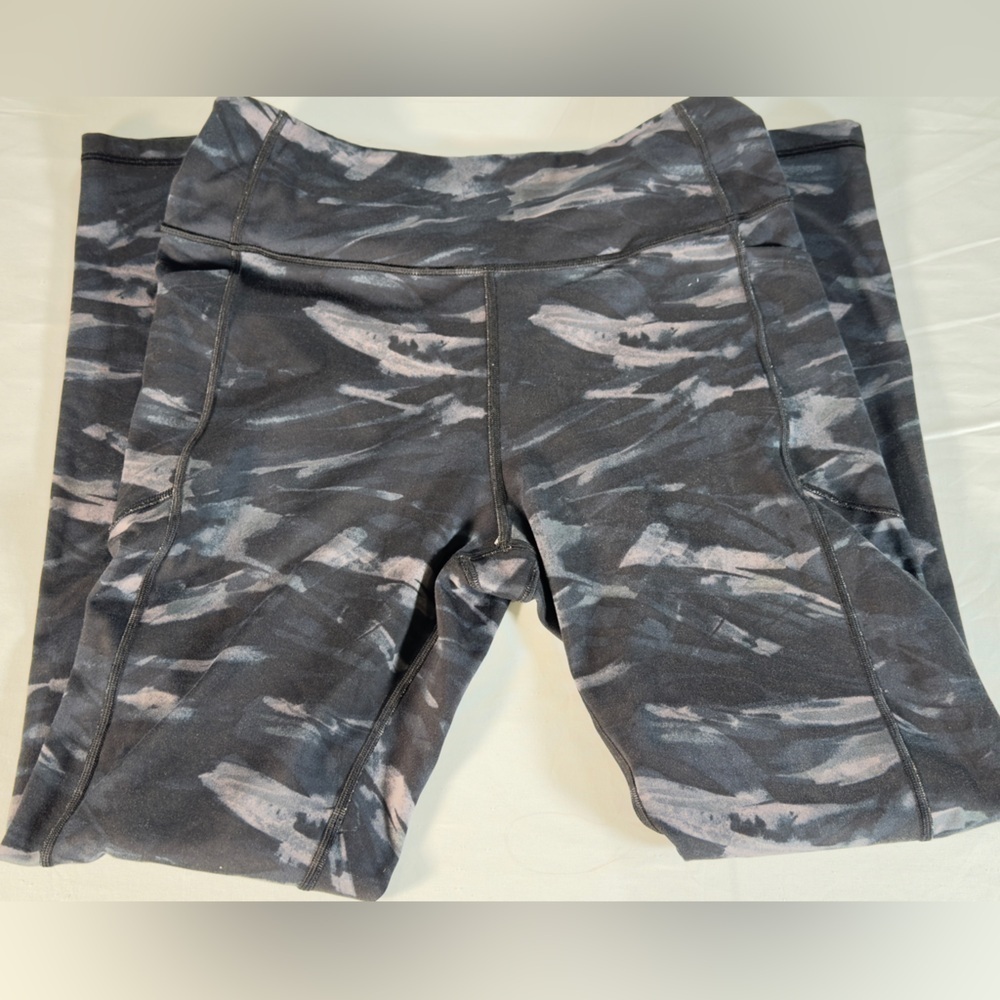 Victoria's Secret Women’s  Gray Camouflage Leggings. Size med. Two side pockets